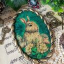 Szmaragdowy medalion z zającem