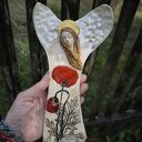 Ceramiczny anioł z makami do zawieszenia na ścianie
