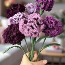 Goździk szydełkowy z liściem - ręcznie robiony, kwiat do dekoracji