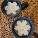 Świeca sojowa ze sniezynka w pieknym kubku ceramicznym o kolorze kobaltu