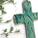 Ceramiczny krzyżyk z odbiciem prawdziwych roślinek