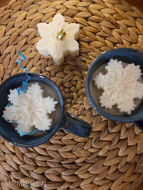 Świeca sojowa ze sniezynka w pieknym kubku ceramicznym o kolorze kobaltu