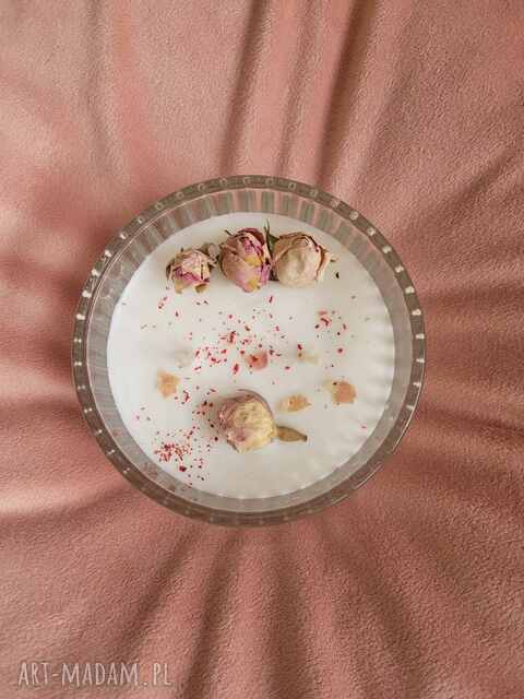 Świeca sojowa z różyczkami płatkami granatu