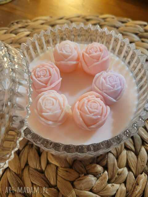 Urocza świeca sojowa z różyczkami w szklanej bombonierze z chwostem