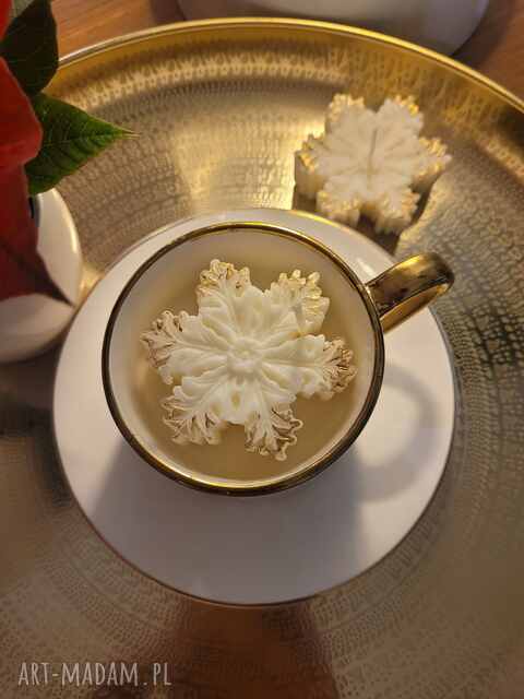 Śliczna świeca sojowa ze śniezynka z wosku w filiżance