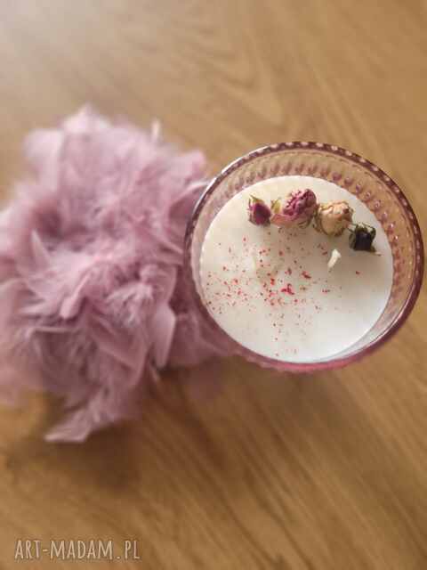 Urocza świeca sojowa z różyczkami w kielichu