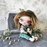 Zielińska w ogrodniczkach - artystyczna lalka kolekcjonerska z tkaniny dekoracja tekstylna