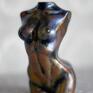 figurka metaliczna, kolorowa, rzeźba z gipsu kobieta