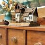 brązowe drewniane domki stodoła - domek dekoracyjny z dekoracje z drewna