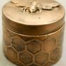 Rzeźba z gipsu - zamykane pudełko okrągłe z pszczołą na wieczku do przechowywania
