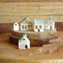 Zestaw 5 miniaturowych domków z ceramiki z detalami takimi jak komin, dachówka, okna i drzwi. Uroczy drobiazg na półce. Kamieniczki