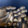 dłonie złote rzeźba z gipsu