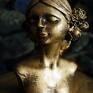 Justyna Jaszke ręcznie zrobione kobieta rzeźba z gipsu złota podstawką, wys. 10