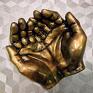 Justyna Jaszke rzeźba dekoracje dłonie z gipsu - złote przechowywanie na biżuterię