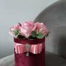 Kwiatowy o wymiarach całkowitych wraz z wystającymi galązkami 19x20 cm do postawienia na stół/komodę/kominek/toaletkę. Flowerbox kwiaty