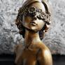 Rzeźba kobieta złota kwiaty na oczach wys. 9 cm autorka: Justyna Jaszke Materiał: gips modelarski. Z gipsu