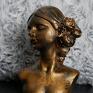 Rzeźba kobieta złota kwiaty we włosach wys. 10 cm - dekoracje