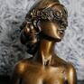 Rzeźba złota kwiaty na oczach wys. 9 cm - kobieta figurka