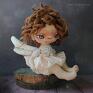 Aniolek to unikalna lalka kolekcjonerska. Wolna od włókien i materiałów pochodzących ze zwierząt. Dziewczyna