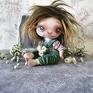 Zielińska w ogrodniczkach - artystyczna lalka kolekcjonerska z tkaniny szmacianka zielone włosy