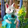 Qletta Clay miniaturowa figurka dekoracje bajkowa kotka w sukience sukienka vintage