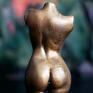 rzeźba z gipsu - figurka kobiety w jasnym