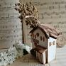 dekoracje: Rustykalny domek z drewna no 8 - ręcznie malowany na prezent