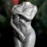 wyraziste dekoracje figurka rzeźba z gipsu - kobieta srebrna, wys. 8,5 cm prezent