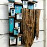 drewniana dekoracja z domkami na skarpie małe domki z drewna
