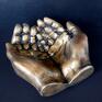 dekoracje: Rzeźba z gipsu - złote dłonie - ręcznie wykonane z