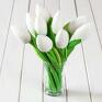 Bukiet bawełnianych, miękkich, nie więdnących. 9 kwiatów w kolorze białym. Liście tulipanów dwustronne/dwukolorowe. Ona