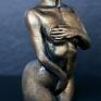 figurka rzeźba z gipsu - kobieta w metalicznym brązie, wys. 8,5 dekoracje