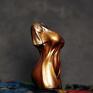 Rzeźba z gipsu figurka kobiety w złotej sukience, 9 cm