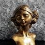 Rzeźba kobieta złota kwiaty we włosach wys. 10 cm autorka: Justyna Jaszke Materiał: gips modelarski. Figurka