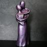 Rzeźba z gipsu, W Twoich Ramionach, fioletowa, wys. 15 cm - prezent na walentynki dekoracje