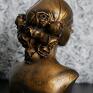 Rzeźba kobieta złota kwiaty we włosach wys. 10 cm - dekoracje figurka