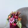 Kwiatowy o wymiarach całkowitych wraz z wystającymi galązkami 25x35 cm do postawienia na stół/komodę/kominek/toaletkę. Flowerbox jesienny