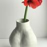 Intrygujący wazon dekoracyjny - rzeźba pupa prezent