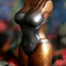 figurka rzeźba z gipsu - kobiety w kostiumie kąpielowym autorka