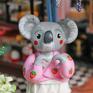 dekoracje figurka do kolekcji koala w truskawkowym swetrze