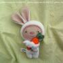 Ręcznie wykonany zajączek (króliczek) - wielbiciel marchewek. Wzrost - ok. 12 cm (bez uszu) Milusi, mięciusi, do kochania:). Dekoracje na prezent