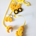 Szydełkowe akcenty dla maluszka - miniatury symboli niemowlęcych i wózek dziecięcy