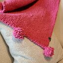Różowo-malinowy kocyk niemowlęcy z pomponikami - handmade, całoroczny