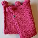 Różowo-malinowy kocyk niemowlęcy z pomponikami - handmade, całoroczny