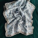 Ręcznie Robiony Kocyk z Delikatnej Włóczki Dolphin Baby - Miękkość i Komfort dla Twojego Maluszka