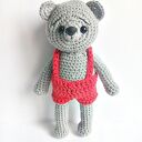 Szary miś w czerwonych spodenkach
