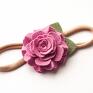 Opaska do włosów camelia Kolor: rose pink Kwiatek wykonany w całości z filcu Rodzaj: nylonowa w kolorze cielistym. Sesja foto baby