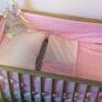 Pościel do łóżeczka dziecięcego uszyta z różowej w kratę, druga strona to bawełna w cieniutkie paseczki. Dla dziecka różowa
