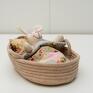 beżowe łóżeczko króliczek w koszu dla lalek personalizacja