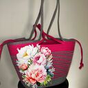 Letnia torebka z kwiatowym nadrukiem — fuksja i szarość